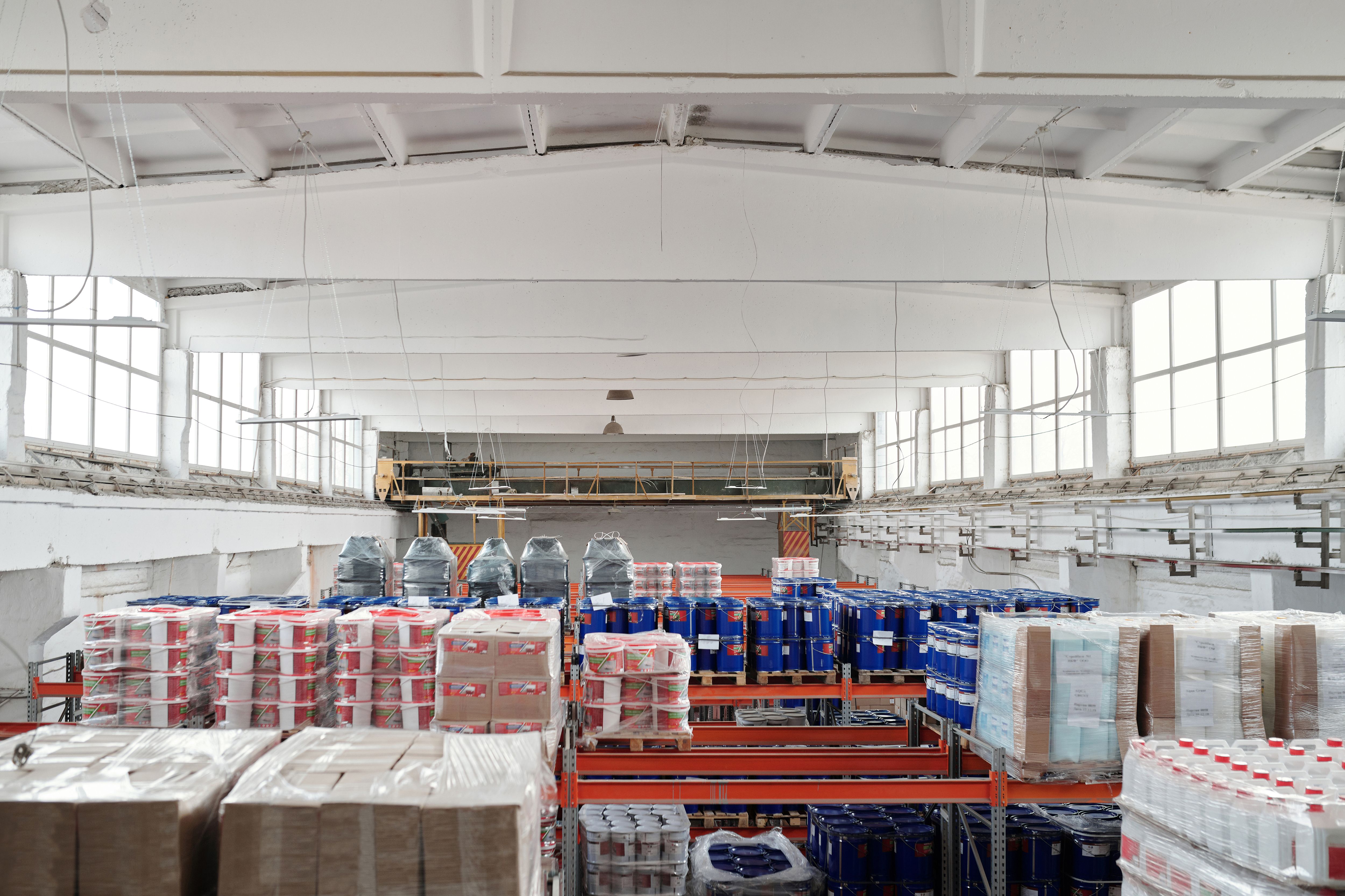 Interior de un almacén con estanterías de mercancías