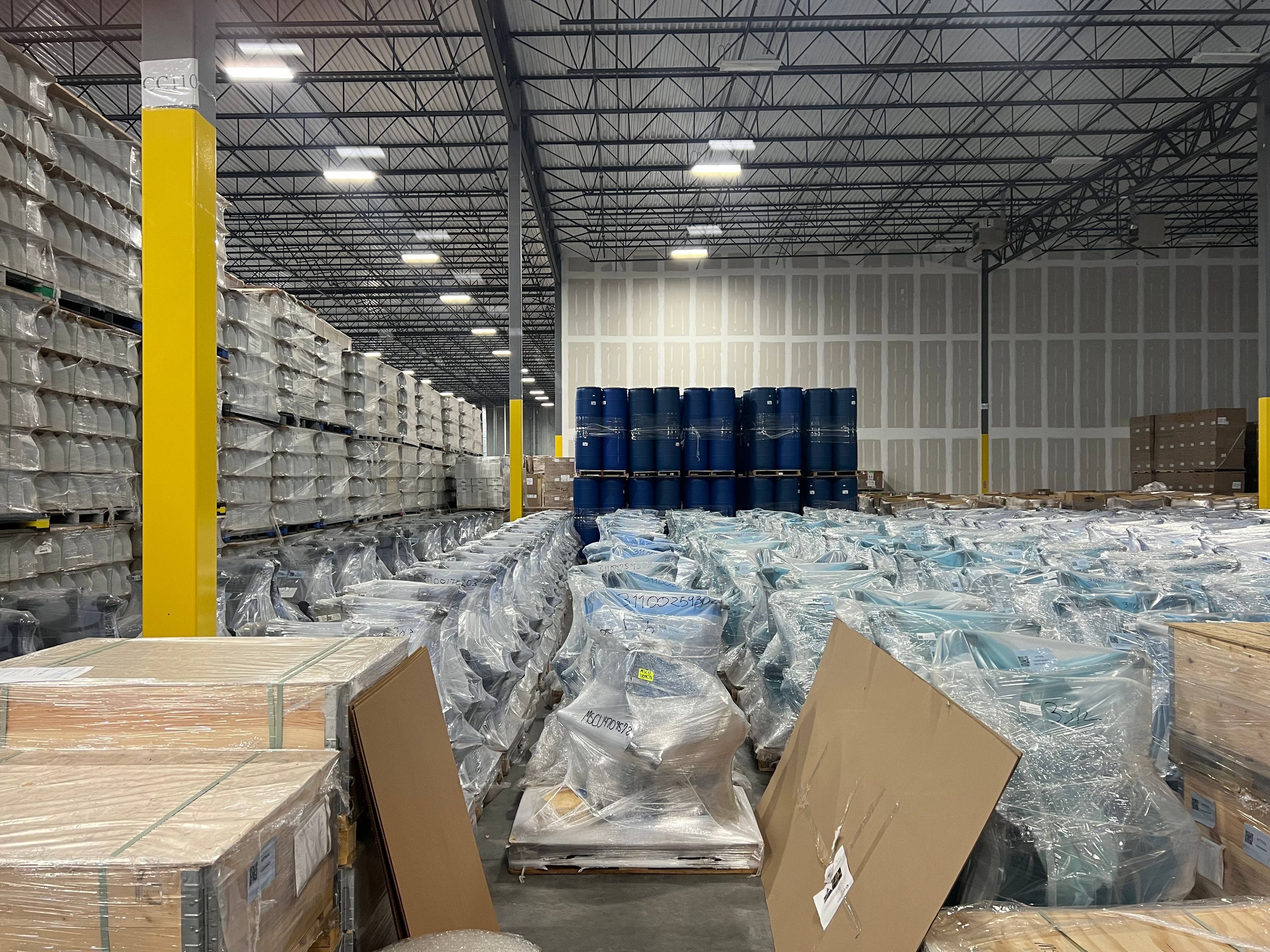 Almacén con racks llenos de mercancía